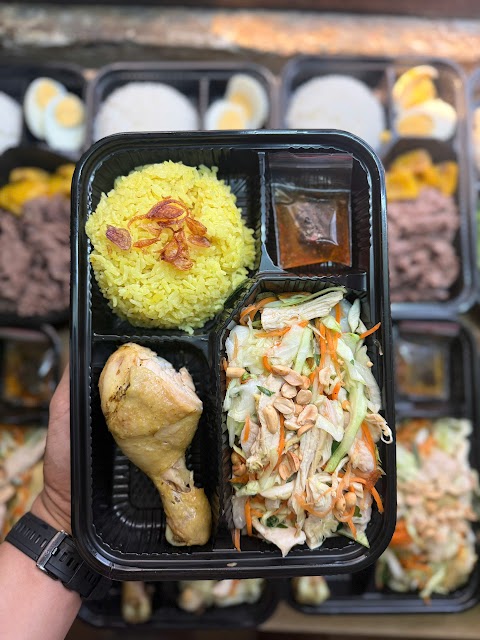 Cơm gà luộc gỏi gà – cơm Eat Clean