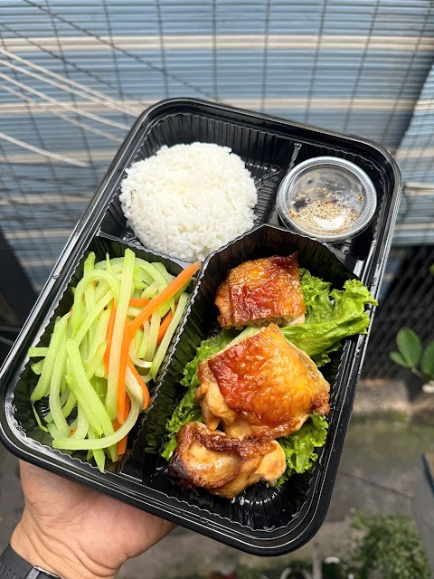 Cơm gà nướng + su su xào