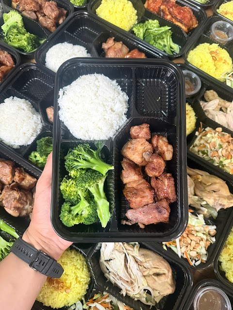 Cơm sườn heo bông cải – cơm Eat Clean