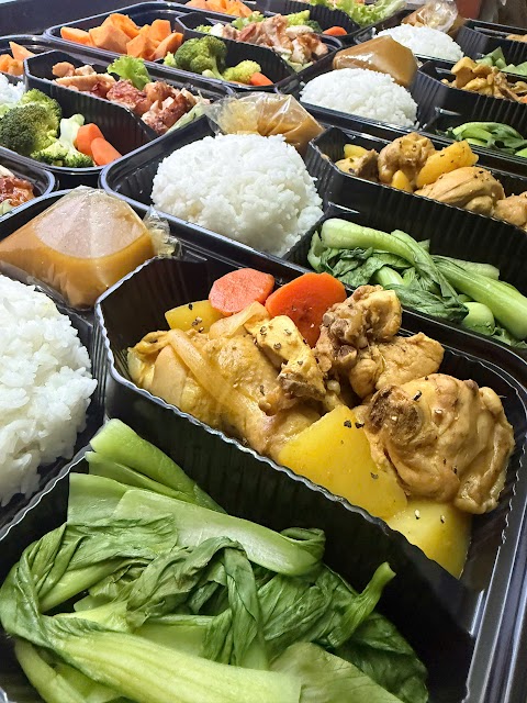Cơm gà kho khoai tây rau cải – cơm Eat Clean