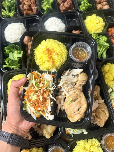 Cơm thịt viên áp chảo + đậu bắp luộc